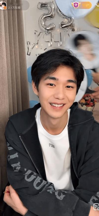 方晓东[超话]方晓东生日直播被大王扇做局 今天是大王扇贴钻小天才[开学季]咱就是