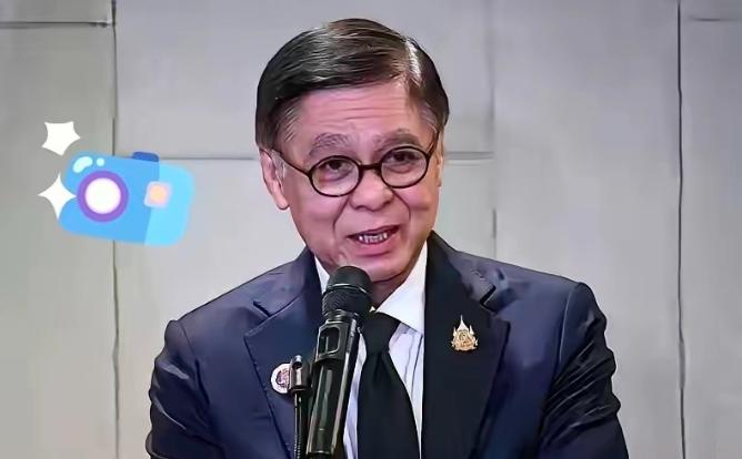 8月5日这天，曼谷素万那普机场的监控拍到一群中国乘客被安保“护送”离场的画面，传