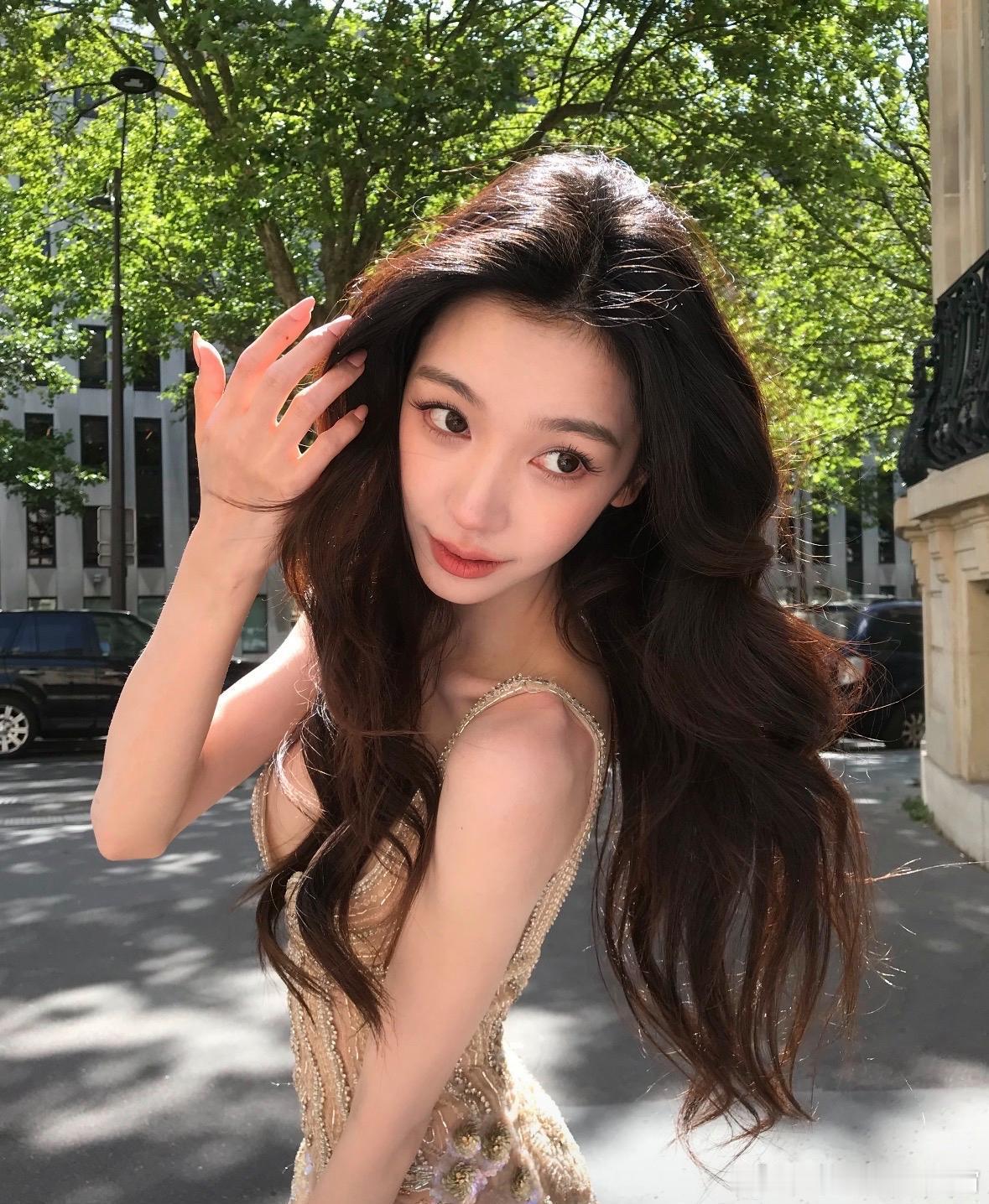 易梦玲细胳膊细腿，整个人又高挑又修长。但难得的是，她的脸还能保持美艳上镜，这一点
