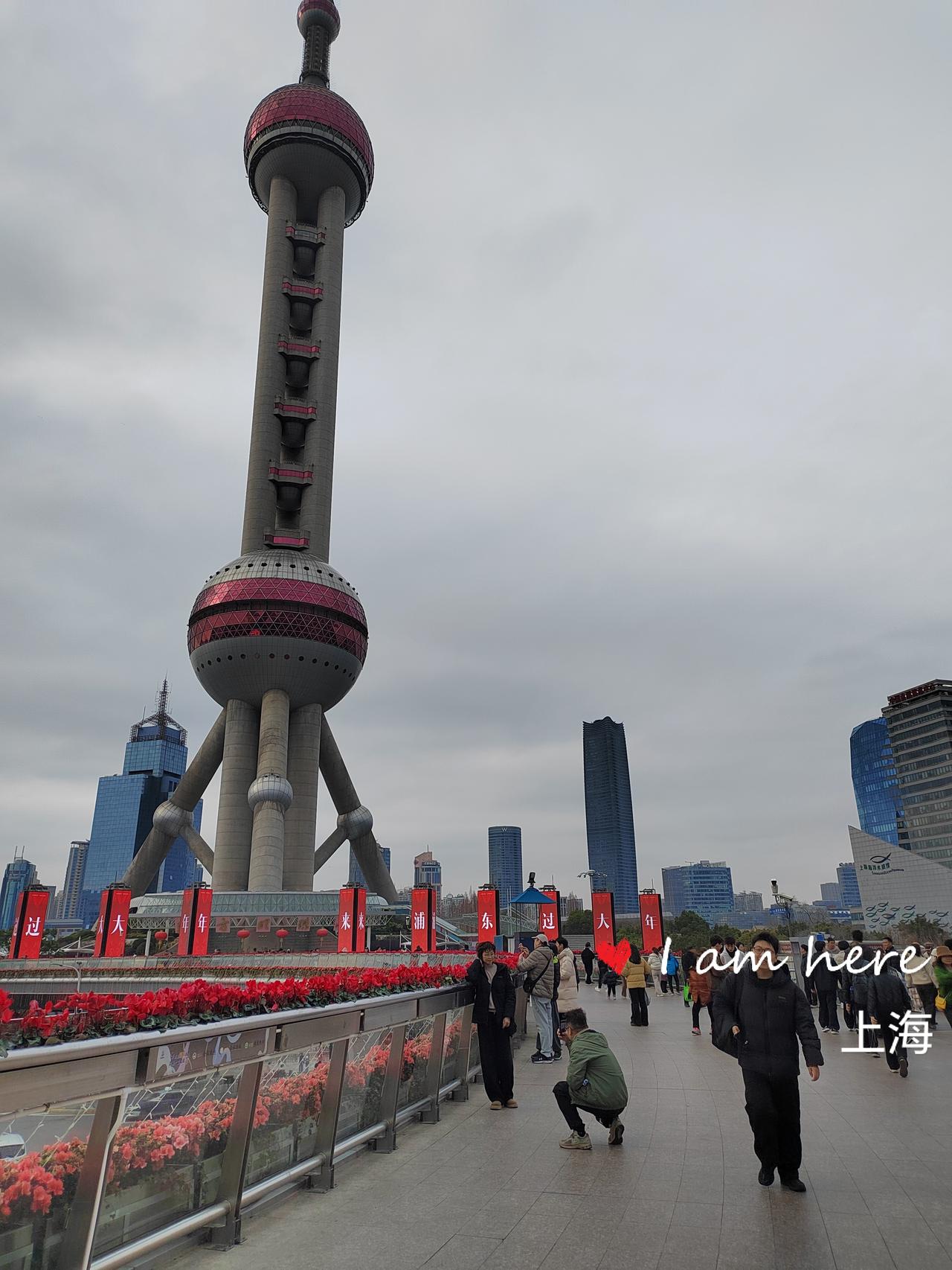 和我同车厢的一个年轻女孩，在早高峰的地铁上晕倒了。

她为了赶时间，在地铁快关门