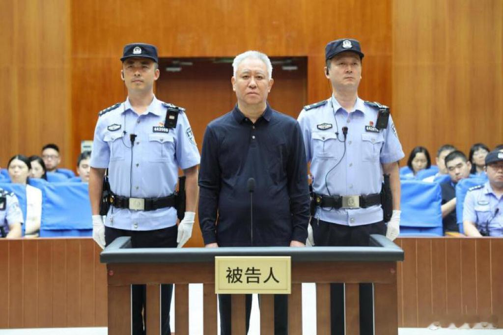 许家印被判无期徒刑，而网上所流出的他之前的奢靡日常也确实震惊到我了。很好奇想问问