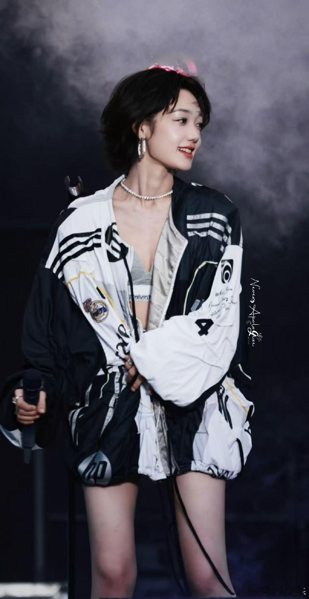 希林娜依高西装裙完全大女主气场希林娜依高把短发焊在头上音乐缘计划 看《音乐缘计划