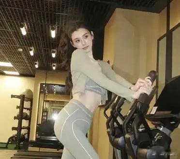 生完俩孩子，奚梦瑶在健身房随手一拍，马甲线比20岁小姑娘还清晰。 ​​​