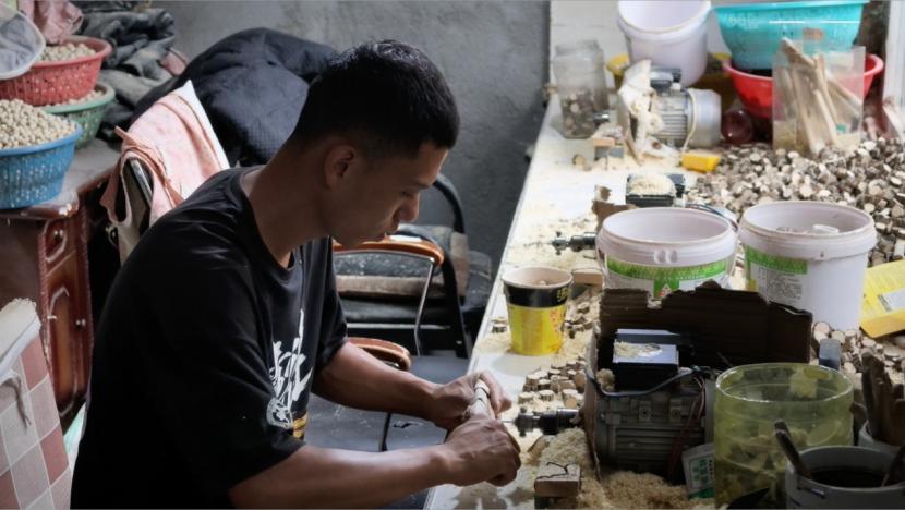 在聚银沟，我们看到了乡村的韧性。传承百年的木碗工艺在匠人手中重焕生机，年轻的夫妻