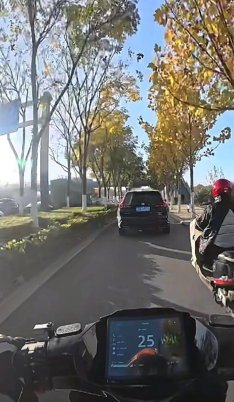 合肥骑行电动车朋友的天塌了
本来平时通勤时间就长，现在就连自己的电动车也限速了