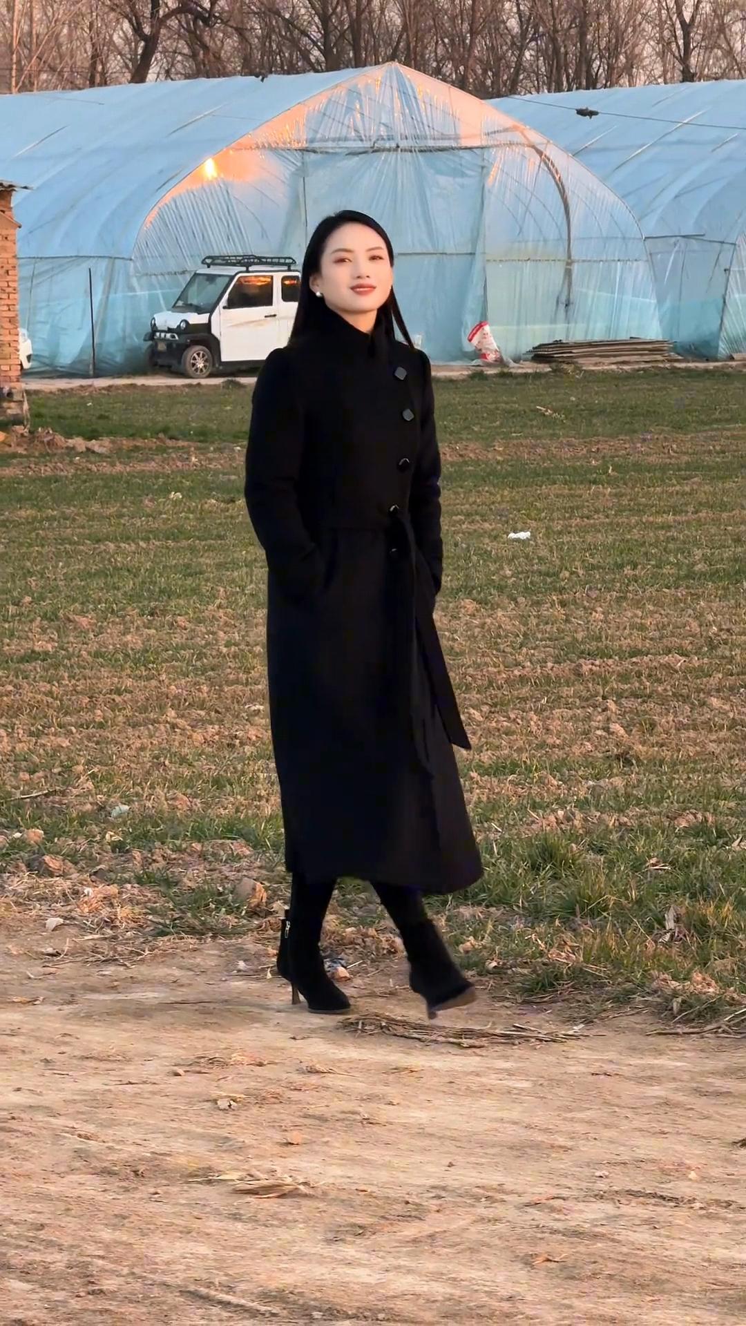 寒冬独行路，风雪任逍遥。