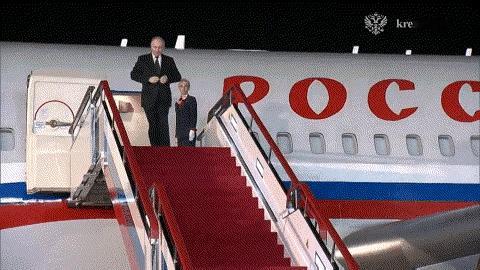 一个小细节展示两国牢不可破的亲密友谊。

俄总统普京乘坐自己的伊尔-96-300