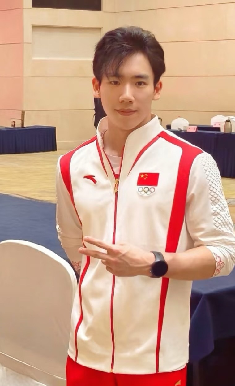 剪刀手张博恒赛场是气场全开的体操全能王，拍照永远是乖乖比剪刀手的少年。不管是鼓楼