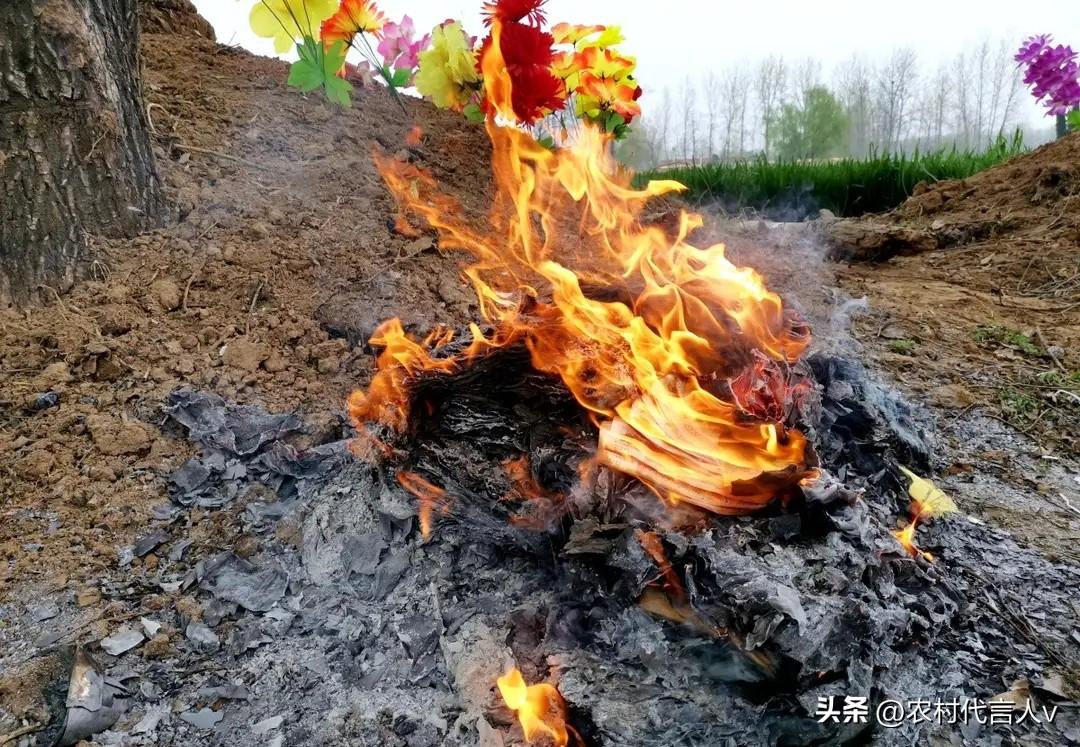 清明烧纸有大忌！4种纸钱不能烧，3个时辰要躲开，犯忌了白忙活。
 
清明祭祖，烧