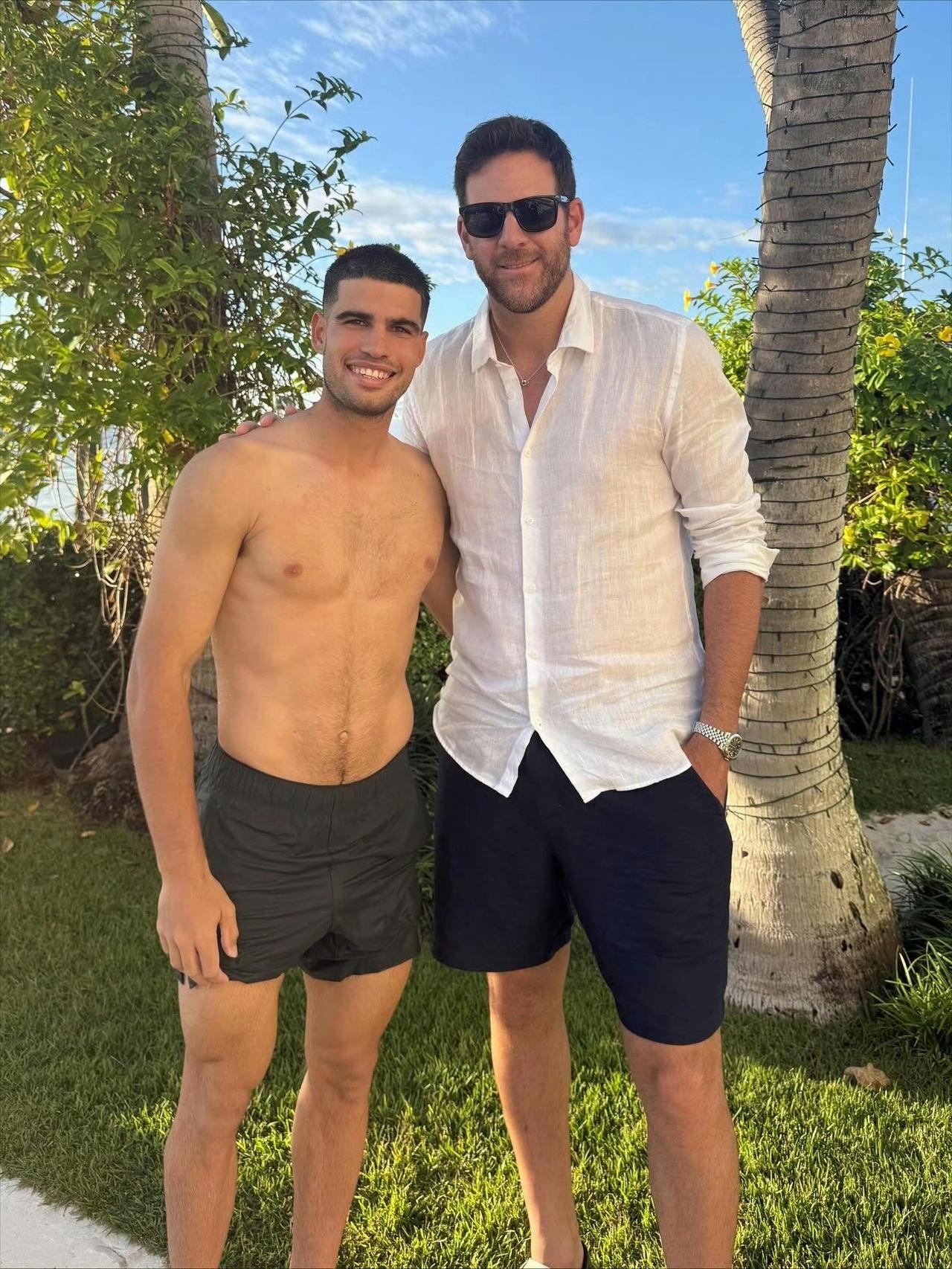 阿尔卡拉斯休赛期去了迈阿密，因为12月初在美国有2场表演赛。
更多的球星都去了马