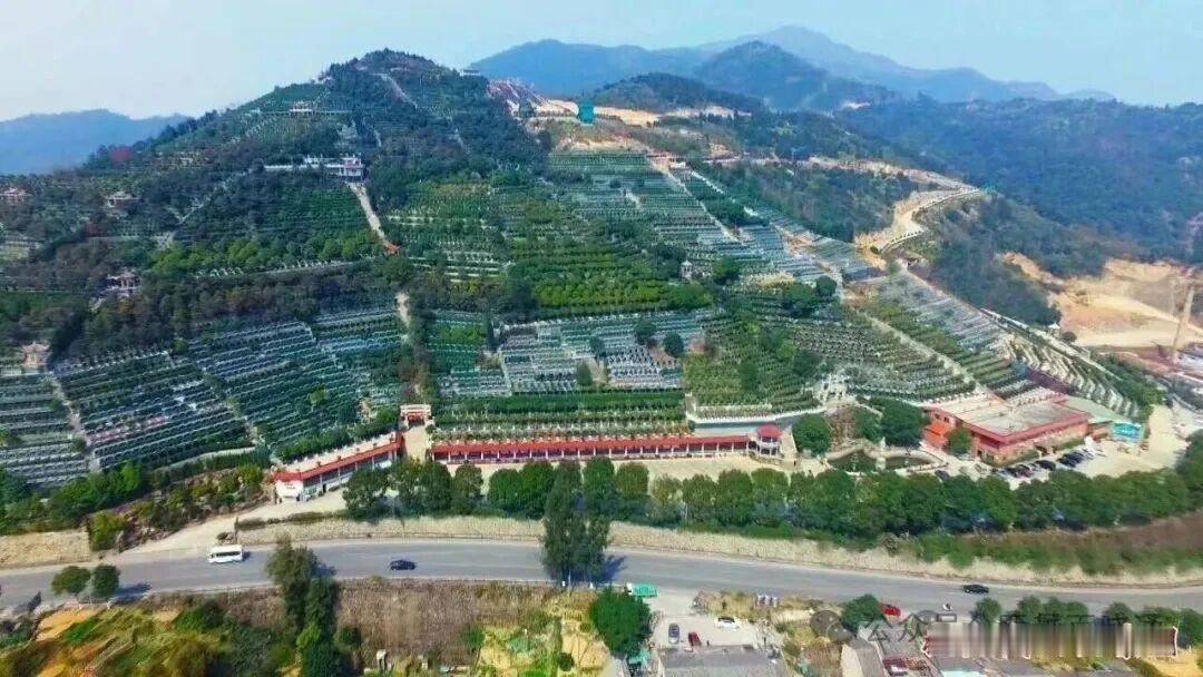 一对墓穴80万，一套74平商品房16万

周末闲谈中一友人抱怨，说现在真的“死不