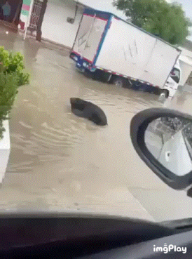 你知道 就算大雨让这座城市颠倒 我会给你怀抱 ​​​