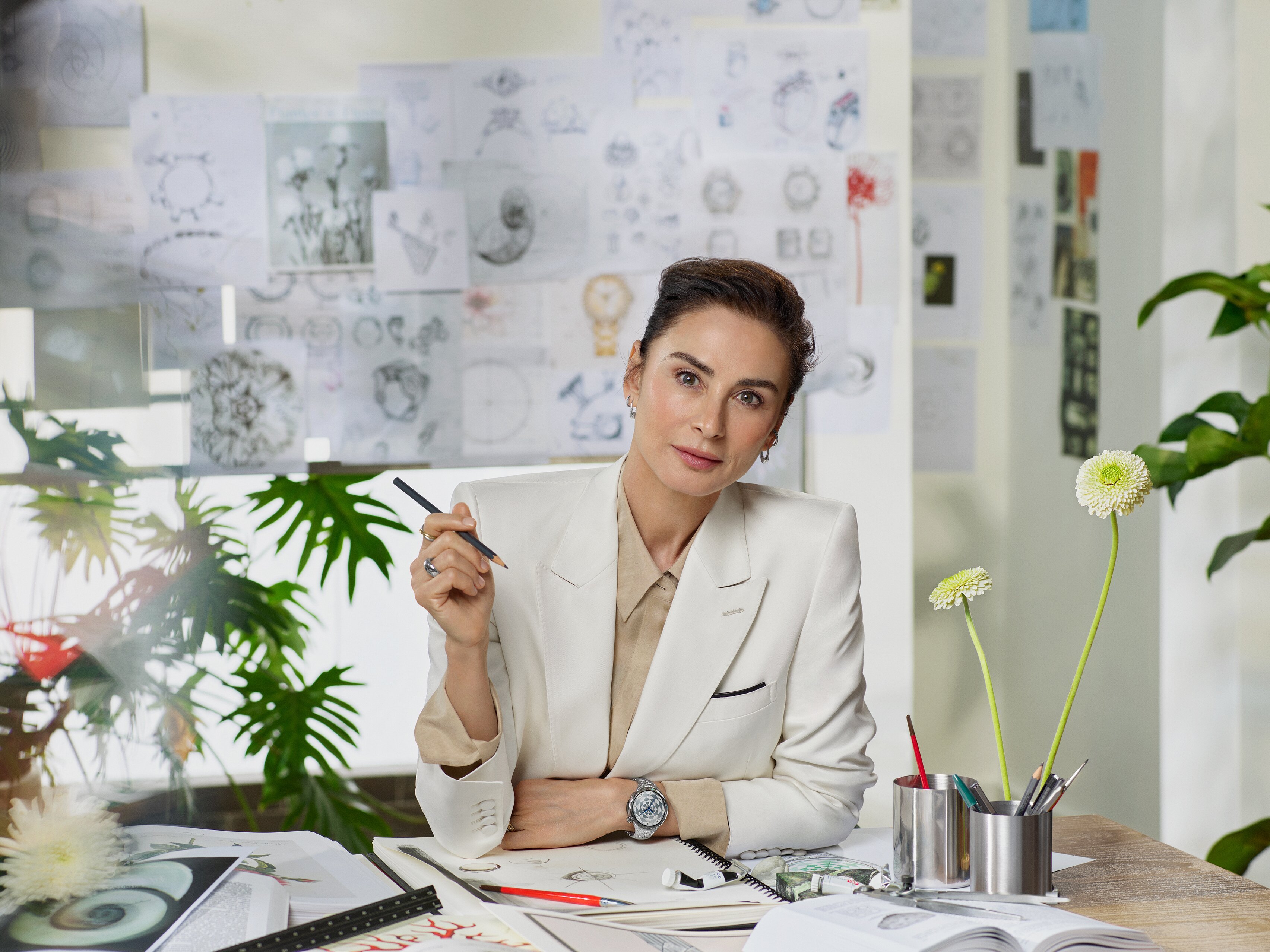 【#华为首款镶钻腕表细节曝光#，新品女性超高端智能手表值得期待！】今日，华为正式