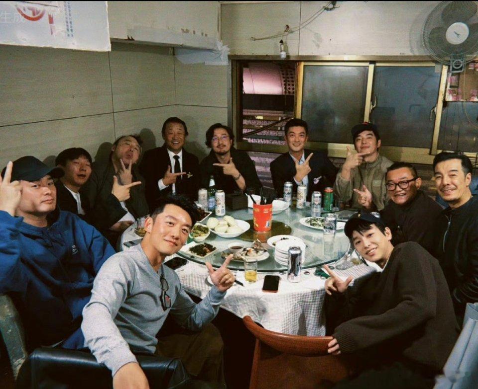 郑恺上戏合影 AI生成这真的是最近拍的吗？怎么都看着这么年轻 这桌的含金量也是没