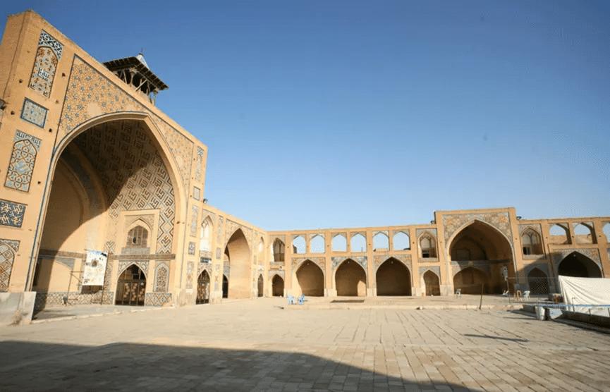 2026年2月28日晚，德黑兰夜空被剧烈爆炸声撕裂。这场针对伊朗最高领袖官邸的精