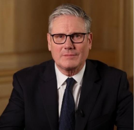 英国首相斯塔默今天发文说：“今日凌晨，我下令我国武装部队拦截一艘试图穿越英吉利海