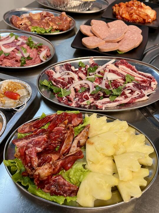 （东莞本地烤肉）她一语不发，只埋头苦吃❗