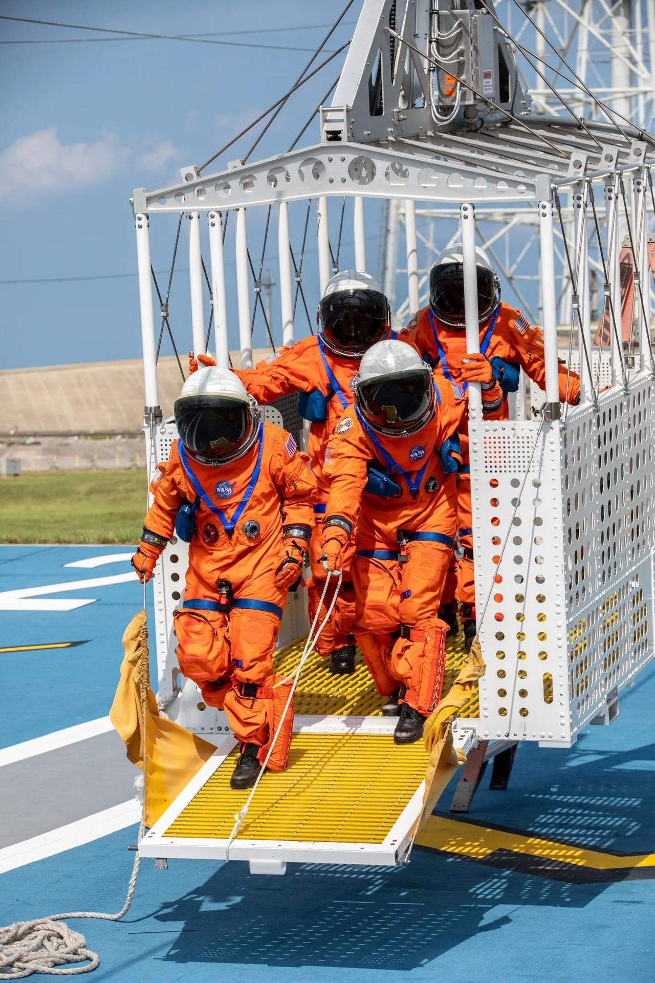 NASA进行了白天和夜晚的发射台紧急疏散演练。

这是塔角的39B发射台。NAS