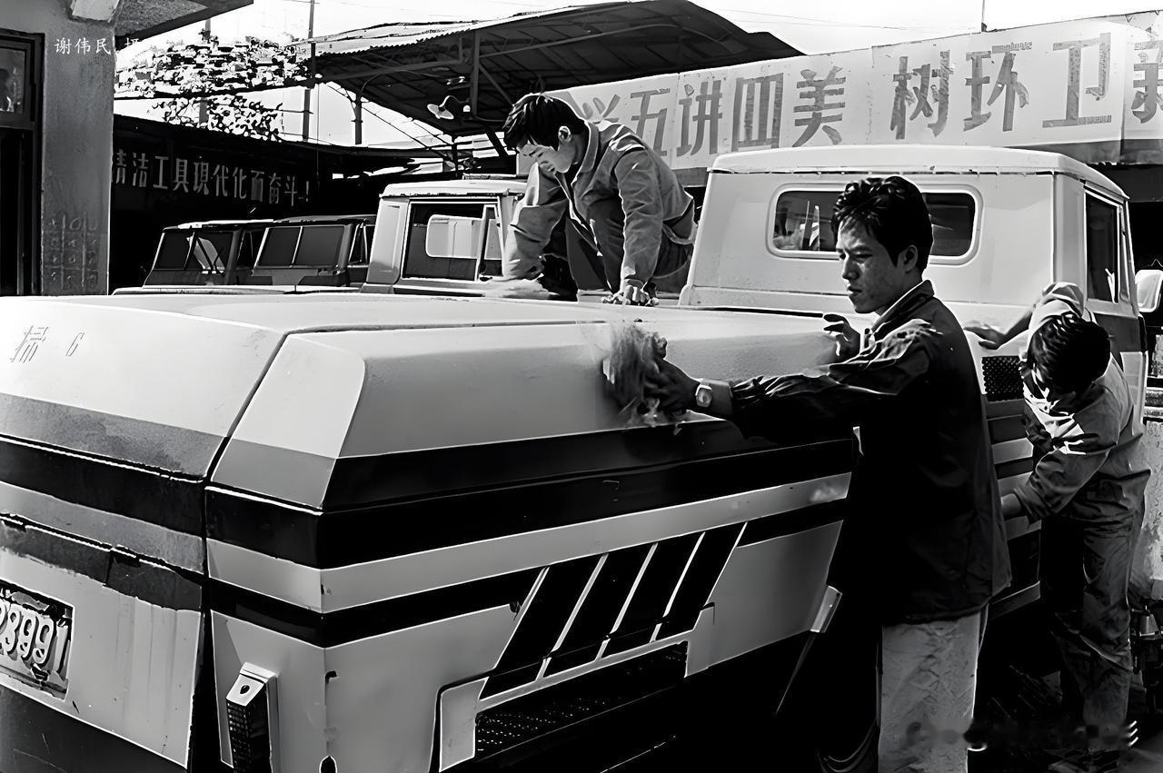 1982年10月6日晨，上海长宁区环卫二分所的环卫工人正在为刚刚加盖改造后的垃圾