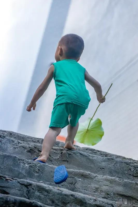 和睦家庭对孩子的成长有多重要? 和睦家庭对孩子成长至关重要。很多父母忙着抓孩子分