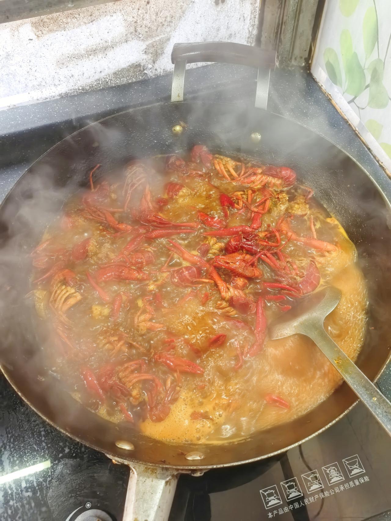 又到了吃小龙虾的季节，我认为做小龙虾第一是要洗干净，一般需要用刷子刷两遍，清水冲