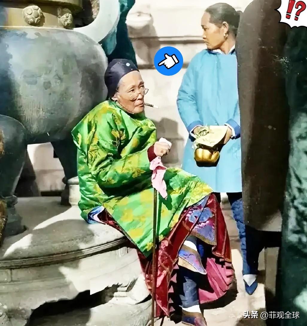 1920年的村口，佃户王老四陪着笑，一句"家里快揭不开锅了"还没说完，地主婆黄三