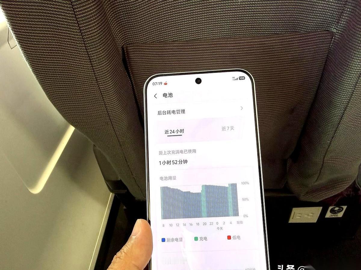 9020毫安时的超大电池，iQOO Z11这次像是直接把“充电宝”焊在了手机里。
