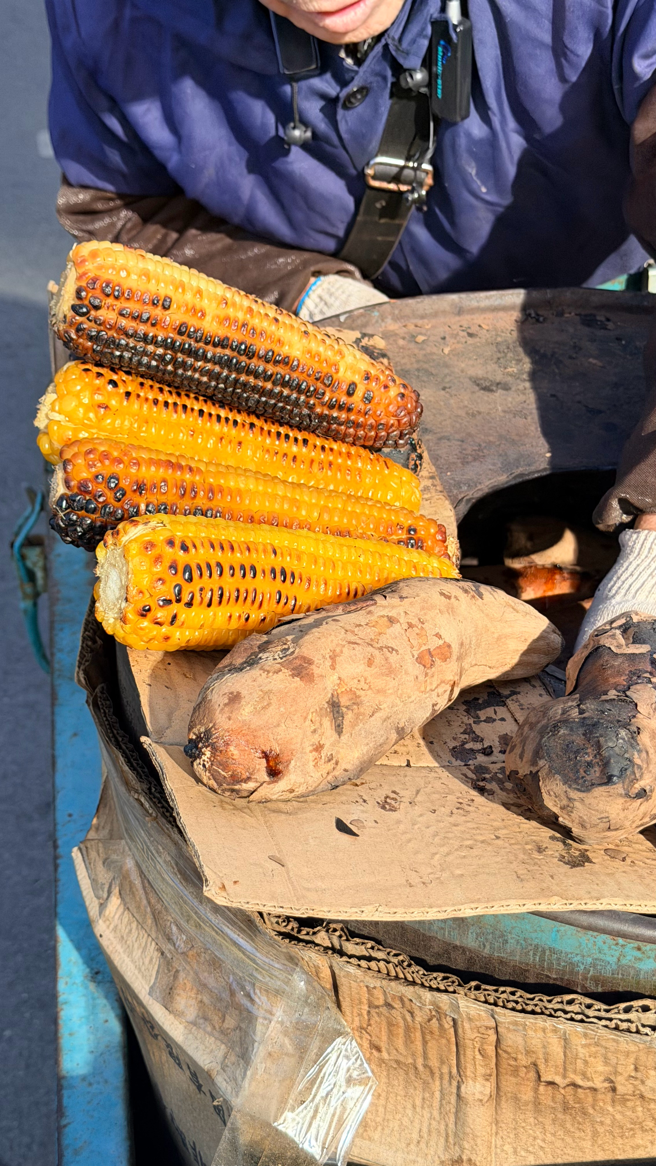 对于爱吃玉米和红薯的人来说路边这种小摊简直是天堂
