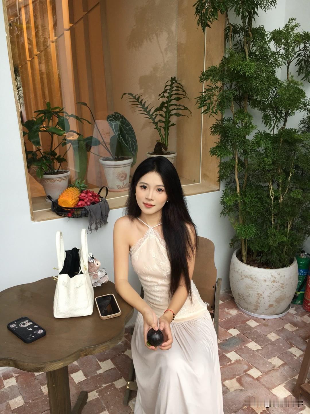 “绿植映窗纱，美人倚案坐”，这画面美得像一幅工笔画。想象一下，阳光透过窗纱，洒在