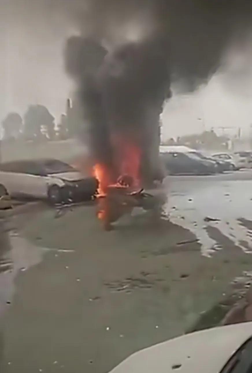 被伊朗导弹集束弹头抛撒的子弹药击中的以色列汽车烧的很旺。所以，绝不要以为伊朗导弹