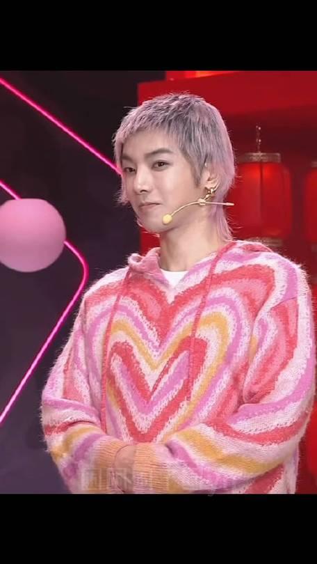 华晨宇又换发型了！一身粉色装扮亮相，粉头发粉衣服看着非常减龄，这次的新造型真是标