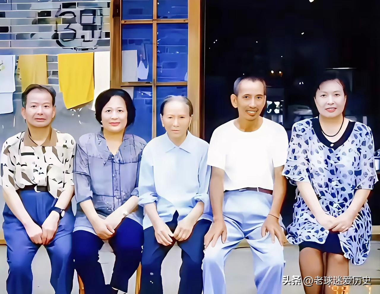 这是1998年，陶斯亮与哥哥石来发在井冈山老家的合影。
那时母亲曾志刚逝世，骨灰