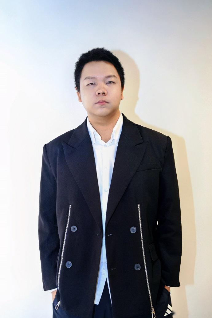 大帅回归权威的黑西装大帅回归权威的黑西装大帅职业假笑照