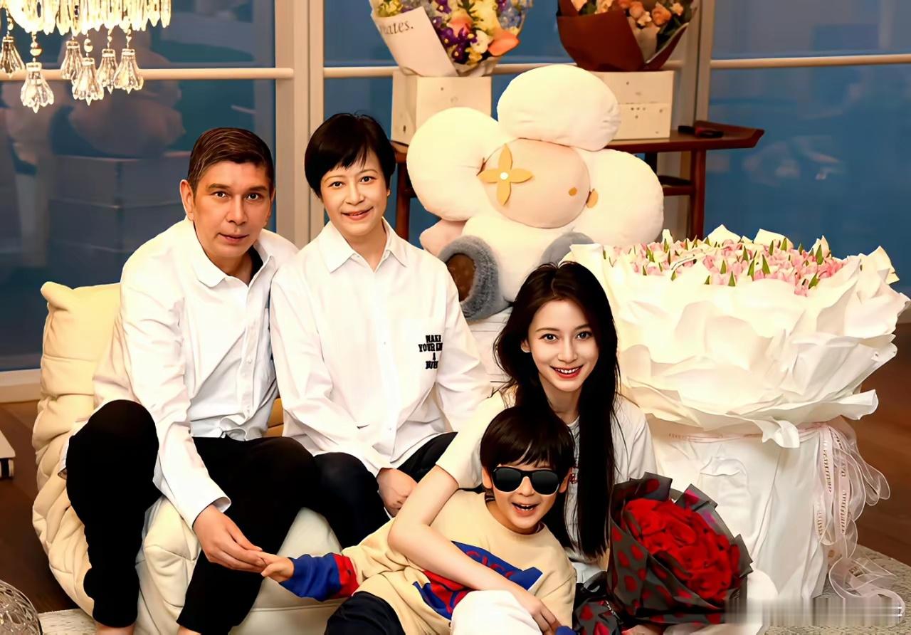 杨颖上热搜了不是因为恋爱也不是因为黄晓明，而是Angelababy太会做人了，虽