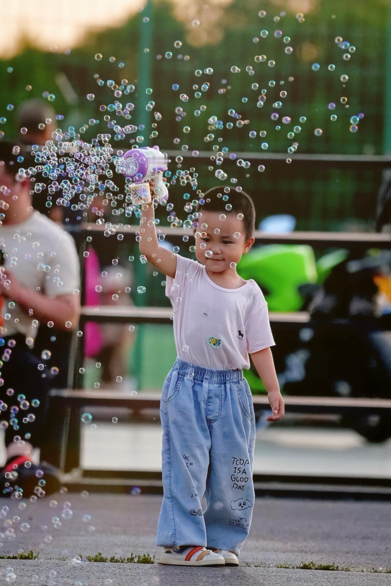 爱玩泡泡的小小孩 夏日泡泡大作战 追泡泡的孩子们 奔跑的小孩
