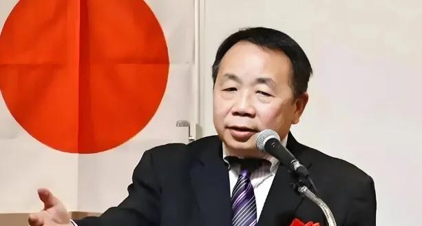 有网友建议，在北京大学的校园内，在四川大学的校园内，分别建一座汉奸石平的跪像，就