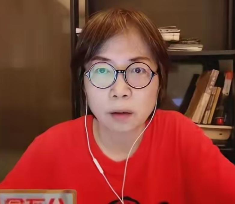 当年我很喜欢看《夜问打权》，因为那时候的黄智贤立场锋利，情绪浓烈，在台湾大环境下