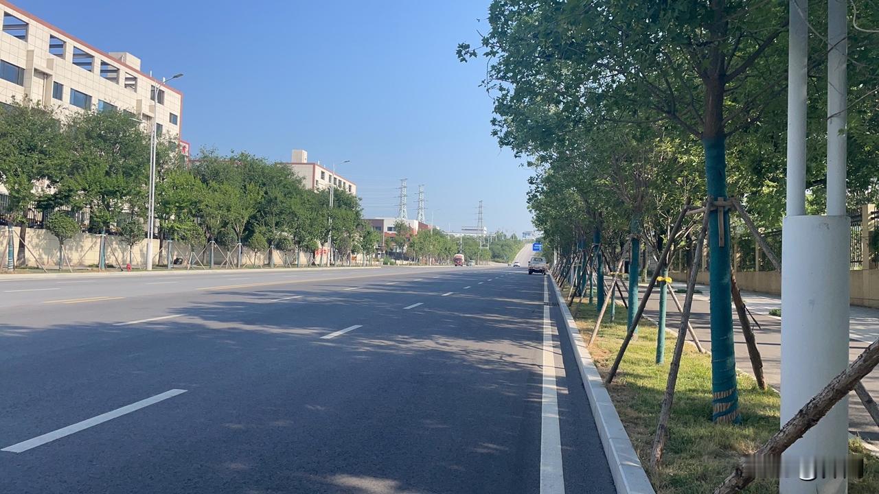 【七绝•时光不语】
时光不语去匆匆，
回首秋风扫碧空。
莫与秋风提旧事，
秋风自