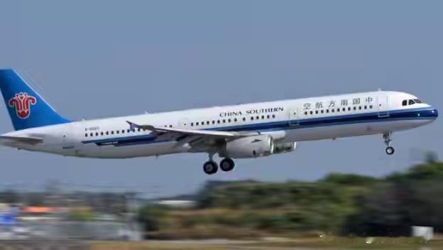 据日媒报道，中国航司要取消超900架次赴日航班，占12月原计划的16%，15.6