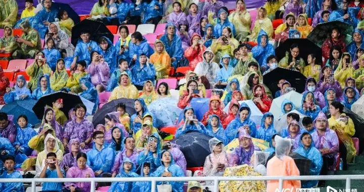 热爱可抵一切！大雨也浇不熄世界田径接力赛看台激情