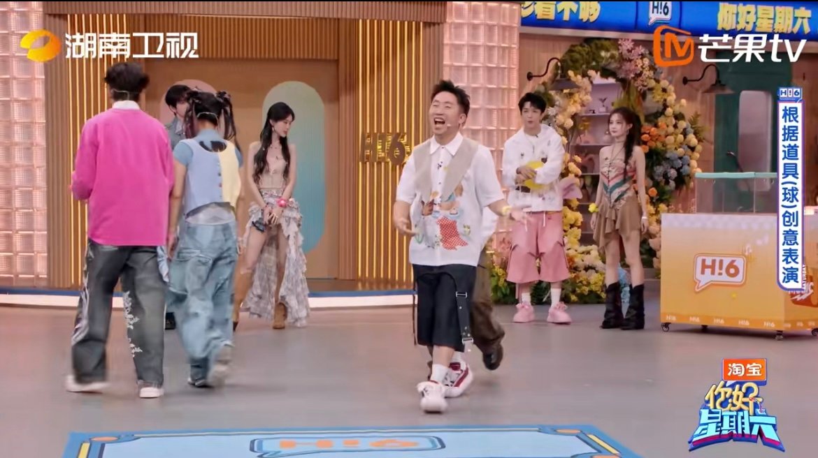 檀健次杨迪笑到头掉了 这波脑洞我服！檀健次抓起皮球就往旁一抛，杨迪立刻配合“捂颈