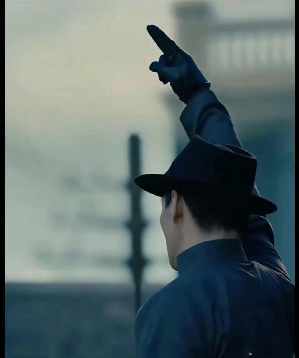 #向佐撞款许文强同款帽子#  向佐是不是也很喜欢看上海滩的，真的是没有想到会撞款