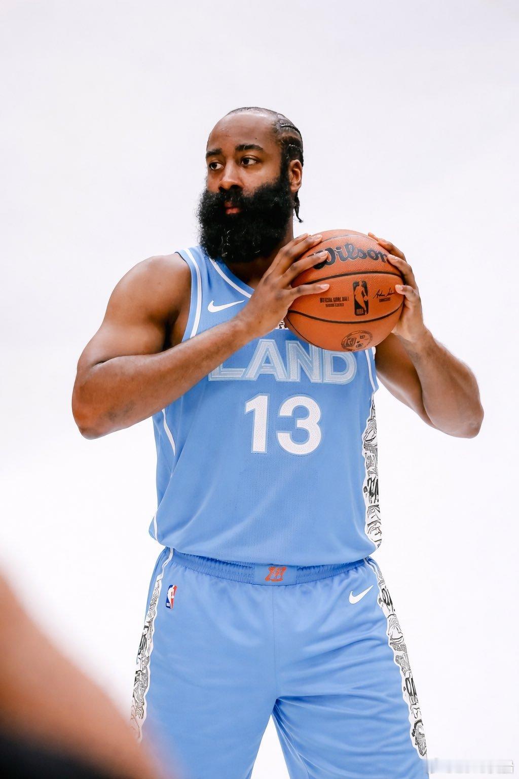 哈登不会出战今天与快船的比赛，他的首秀预计是在2月8号对国王！哈登加盟骑士 哈登