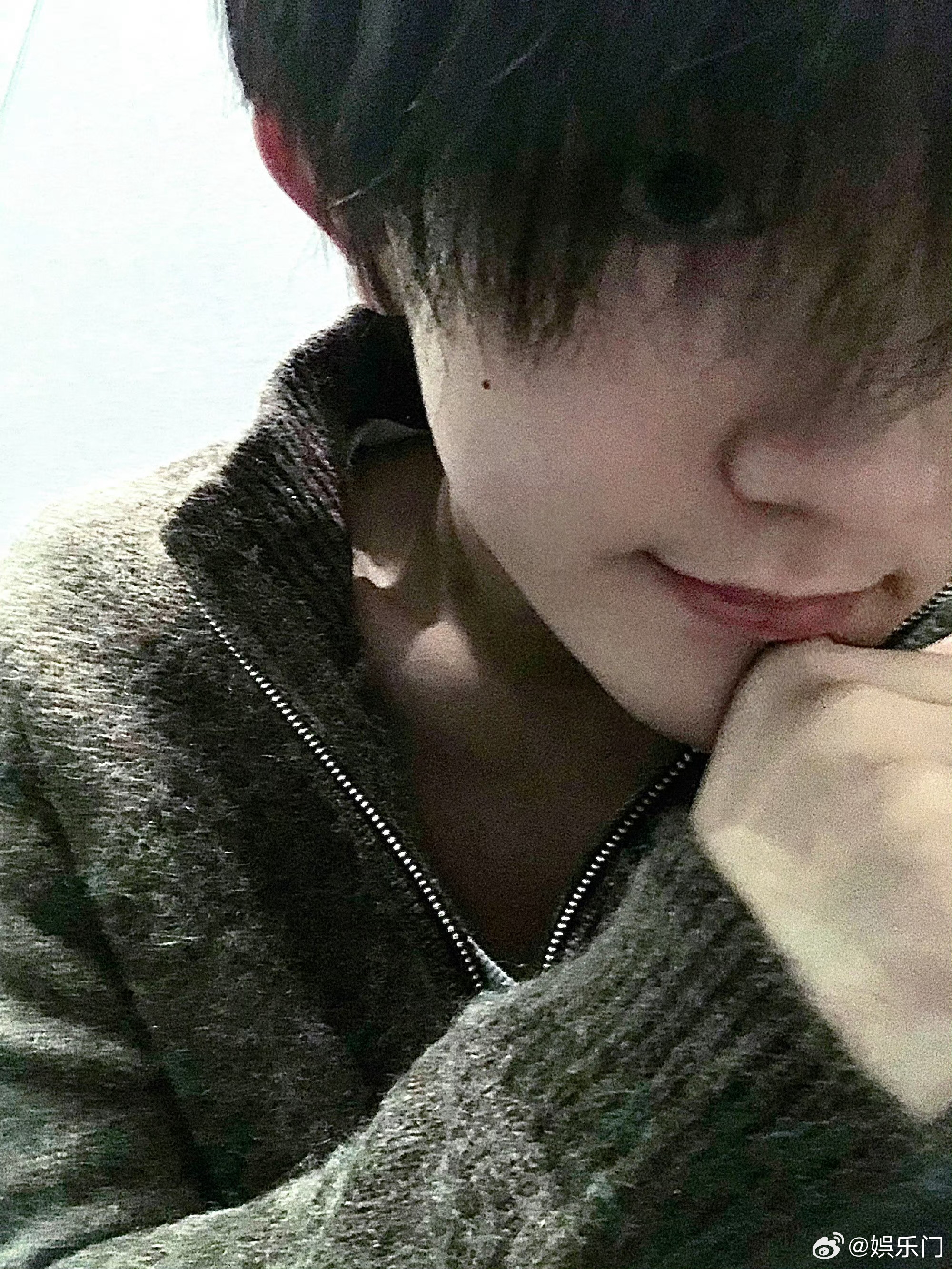 苏新皓晒秋日自拍苏新皓拍的秋景🍂被小苏镜头里的秋天狠狠治愈到，自拍温柔，秋景浪