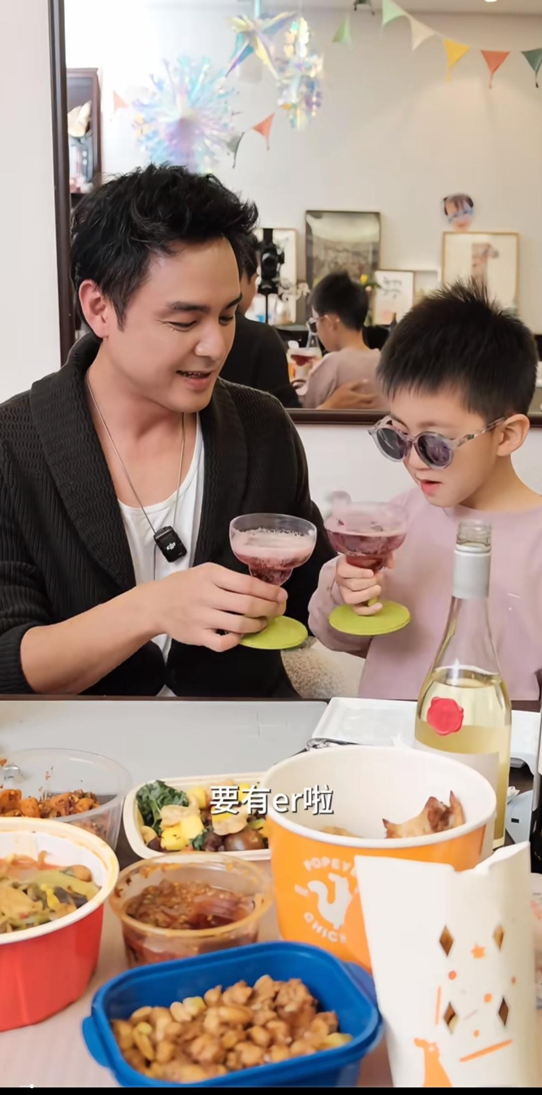 天啊，明道的儿子都这么大了，小帅哥，看着好白净帅气。