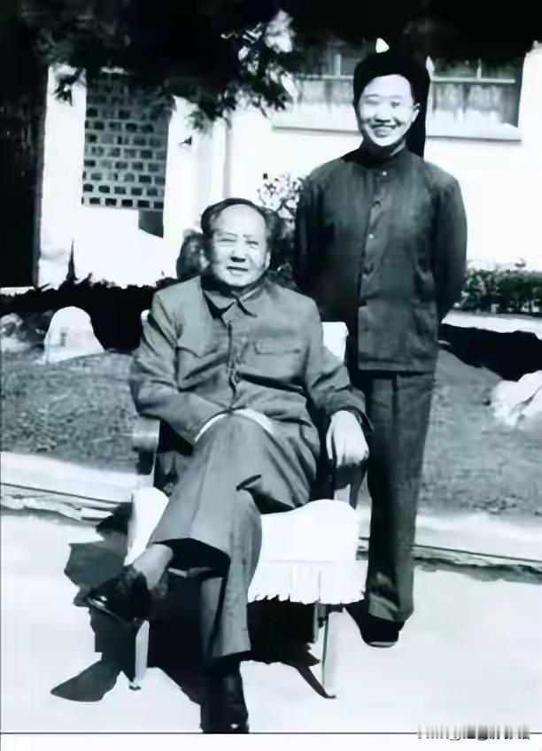 这两张黑白老照片，记录了毛主席与贴身卫士周福明的庭院留影。周福明常年伴于主席左右