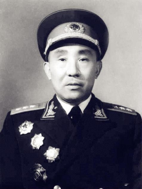 [微笑]1955年授衔仪式上，主席跟陈赓开玩笑说道：“你看看，跟我干比跟着老蒋有