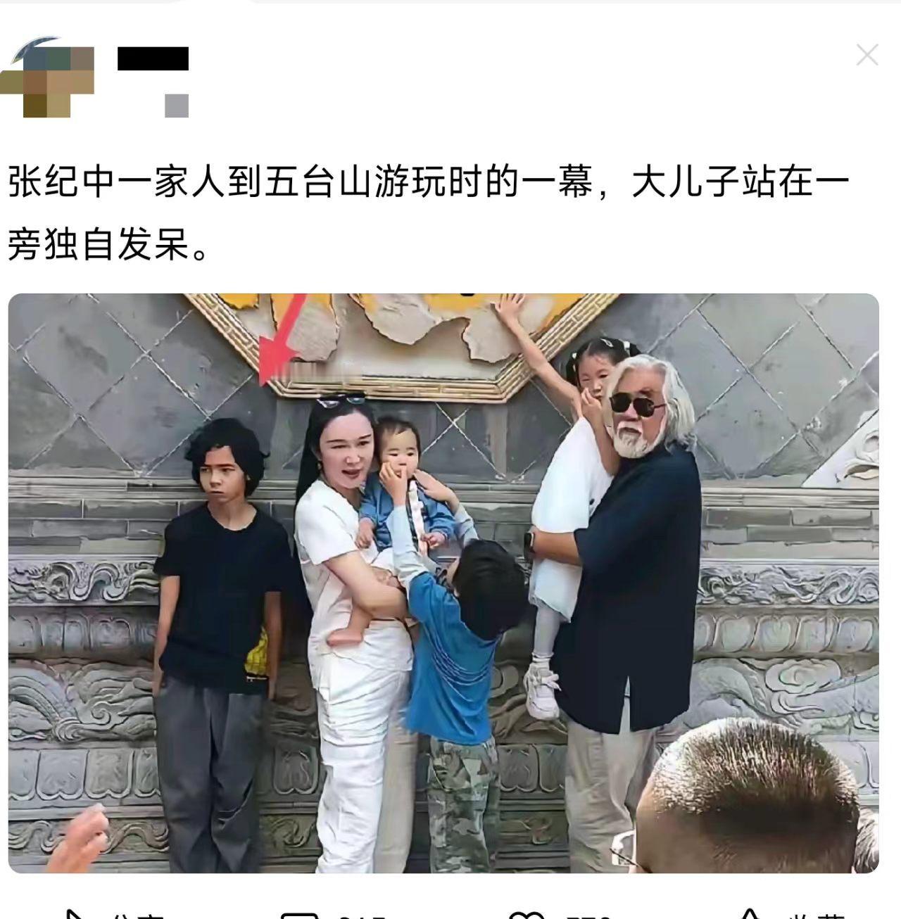 这家庭合照的站位，真挺耐人寻味。
