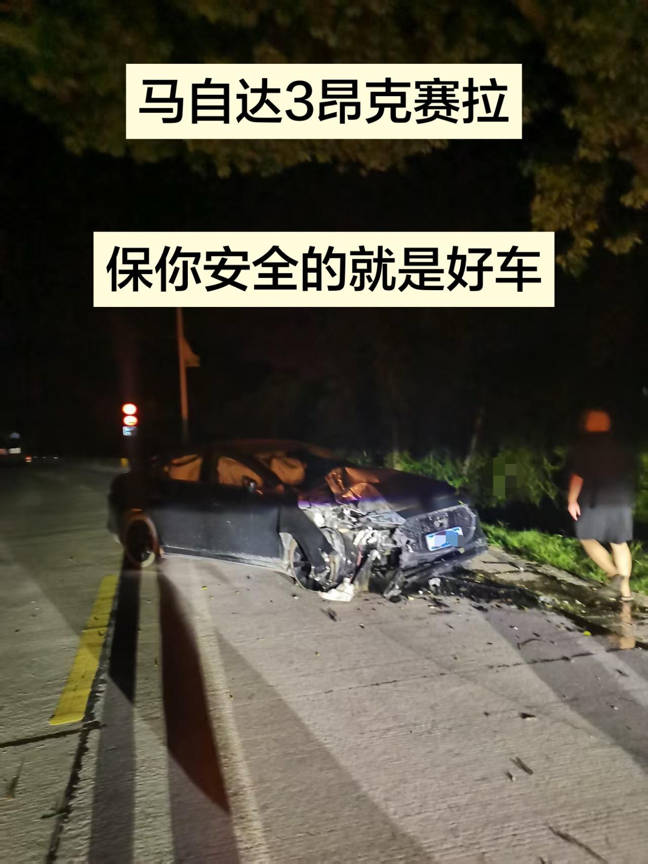 马自达3小偏置碰撞，车主没任何事。