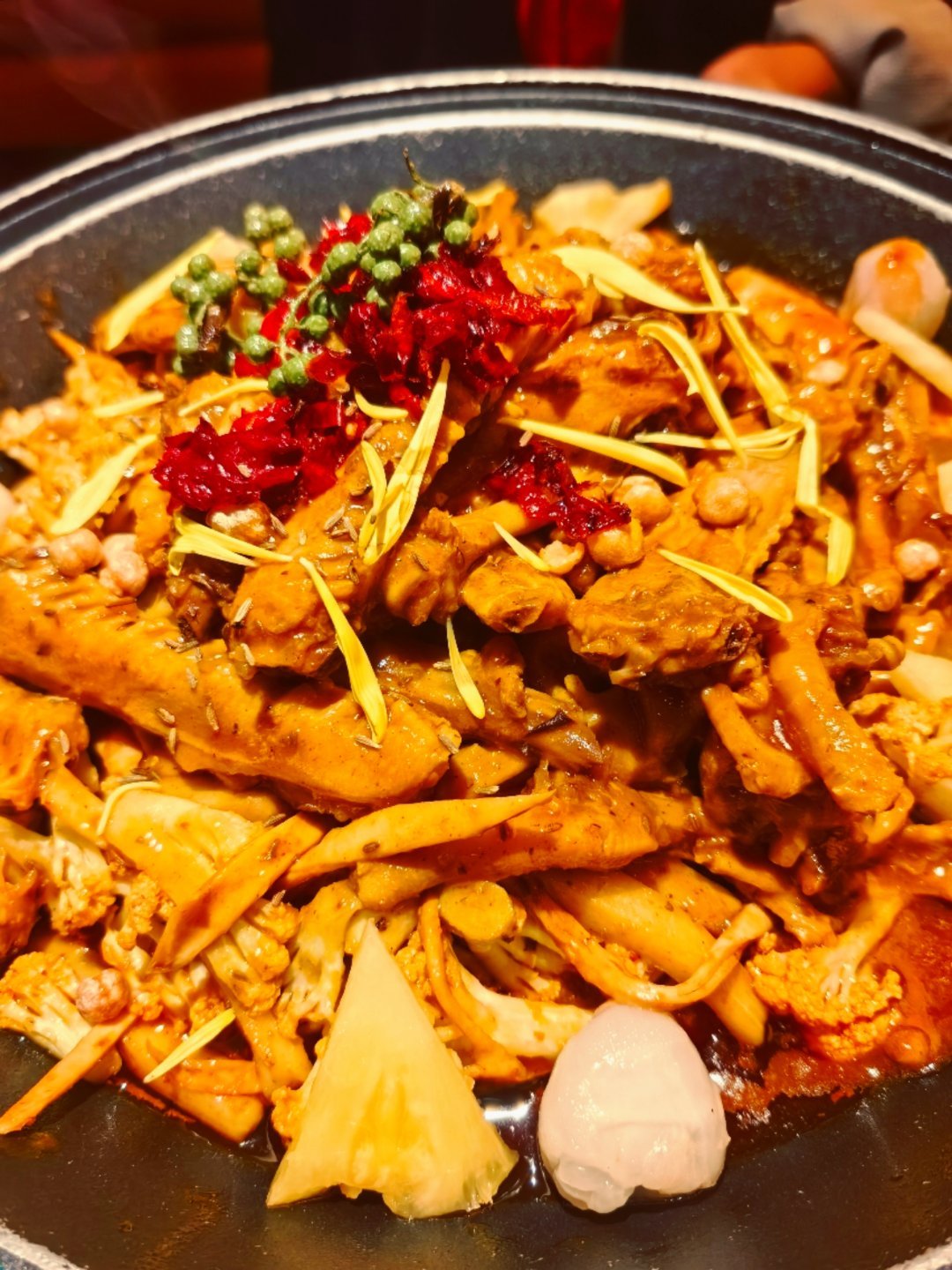 麻香裹挟着鲜辣，鸭爪鸭翅软糯脱骨，锅里的果香中和辣味。又麻又辣，爽翻味蕾，这才是